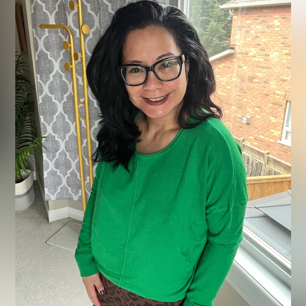 (29) Women's Green Sweater PTP 26